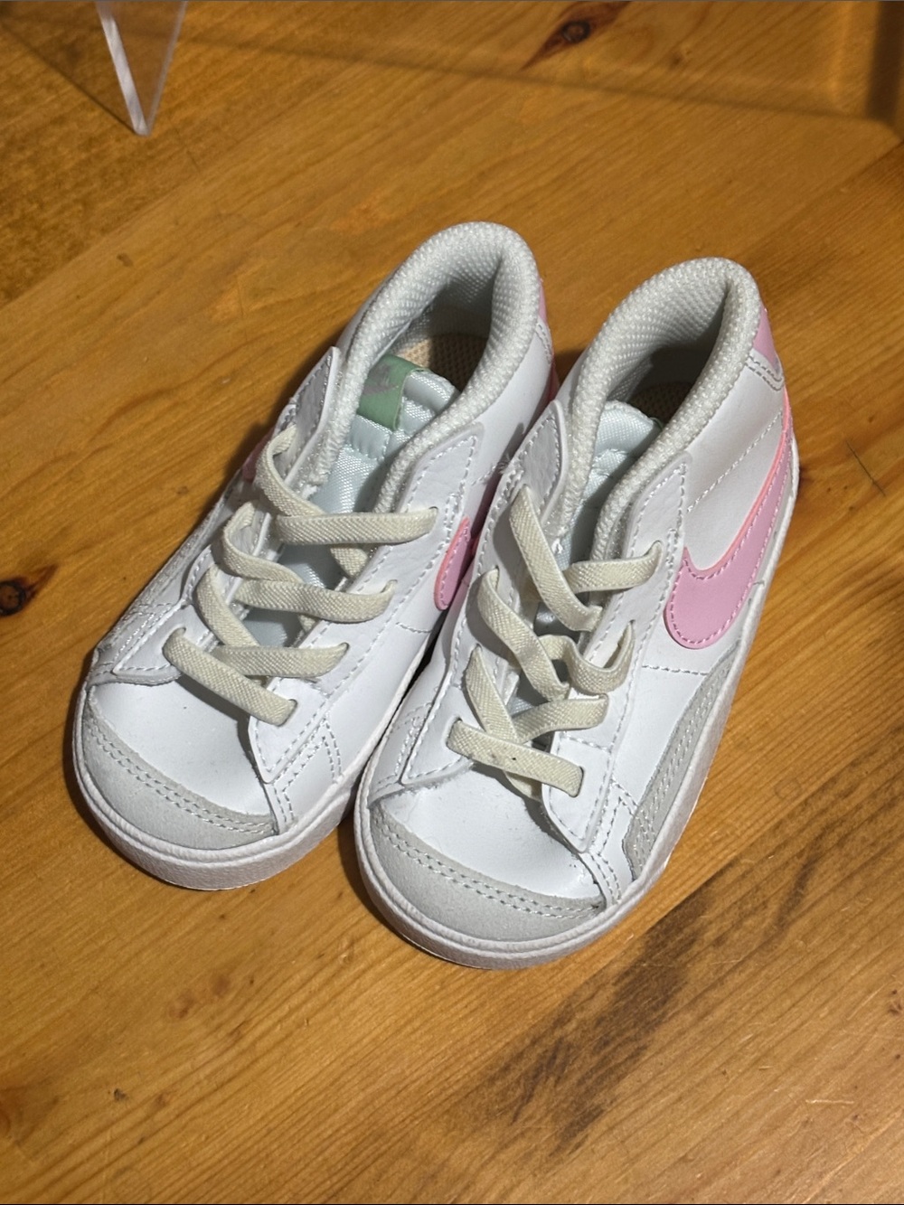 Nike Kids White Sneakers with Pink Swoosh 6C